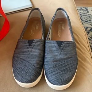 Tom’s slip on sneakers